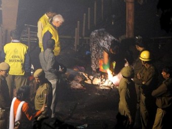 Спасатели на месте пожара в Дели 20 ноября 2011 года. Фото (c)AFP Спасатели на месте пожара в Дели 20 ноября 2011 года. Фото (c)AFP