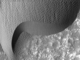 Дюны внутри кратера Гершеля. В период с марта 2007 по декабрь 2010 года они сдвинулись на два метра. Фото NASA/JPL-Caltech/Univ. of Ariz./JHUAPL 