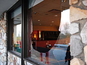 Витрина ресторана, разбитая индюшкой. Фото с сайта pittsburghlive.com