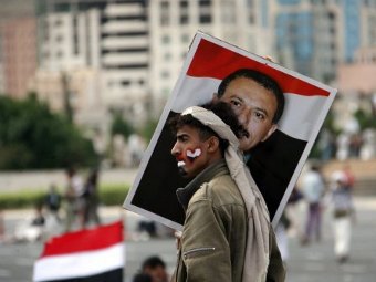Сторонник бывшего президента Йемена Али Абдуллы Салеха держит его портрет. Фото (c)AFP Сторонник бывшего президента Йемена Али Абдуллы Салеха держит его портрет. Фото (c)AFP