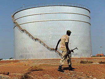 Нефтехранилище в Южном Судане. Фото (c)AFP Нефтехранилище в Южном Судане. Фото (c)AFP