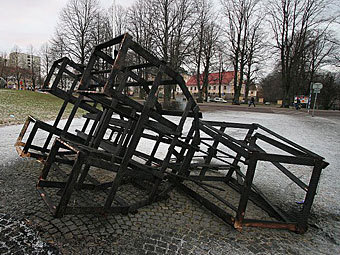 Рождественская коза, сожженная в 2006 году. Фото с сайта wikipedia.org, пользователя Stefan Рождественская коза, сожженная в 2006 году. Фото с сайта wikipedia.org, пользователя Stefan