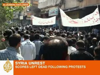 Демонстранты в Сирии, кадр телеканала AlJazeera Демонстранты в Сирии, кадр телеканала AlJazeera