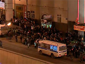 Протестующие на Триумфальной площади в Москве. Кадр из видеотрансляции на сайте РАПСИ