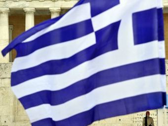 Государственный флаг у парламента Греции. Фото ©AFP