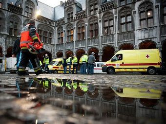 Полиция и спасатели на месте теракта в Льеже 13 декабря 2011 года. Фото (c)AP Полиция и спасатели на месте теракта в Льеже 13 декабря 2011 года. Фото (c)AP