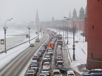 Движение автотранспорта в Москве парализовано из-за снегопада
