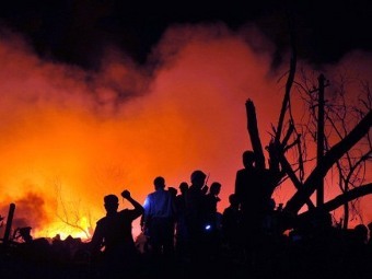 Пожар от взрыва в Янгоне. Фото (c)AFP Пожар от взрыва в Янгоне. Фото (c)AFP