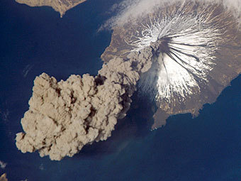 Извержение вулкана Кливленд в 2006 году. Фото NASA Извержение вулкана Кливленд в 2006 году. Фото NASA