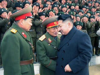 Ким Чен Ын с офицерами армии КНДР. Фото (c)AFP Ким Чен Ын с офицерами армии КНДР. Фото (c)AFP