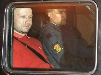 Андерс Брейвик (слева) в сопровождении полиции. Фото (c)AFP, архив Андерс Брейвик (слева) в сопровождении полиции. Фото (c)AFP, архив