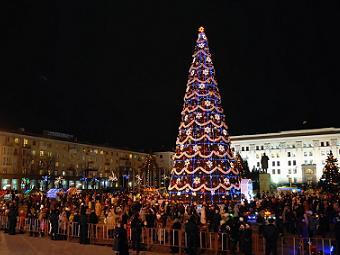 Новогодняя елка на Театральной площади Луганска