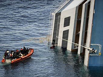 Поисково-спасательная группа на месте крушения 'Коста Конкордиа'. Фото (c)AFP Поисково-спасательная группа на месте крушения 'Коста Конкордиа'. Фото (c)AFP