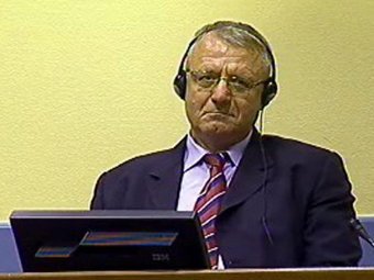 Воислав Шешель на Гаагском трибунале. Фото 2009 года из архива (c)AFP Воислав Шешель на Гаагском трибунале. Фото 2009 года из архива (c)AFP