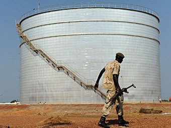 Нефтехранилище в Южном Судане. Фото (c)AFP Нефтехранилище в Южном Судане. Фото (c)AFP