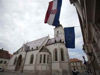 Флаги Хорватии и ЕС на здании хорватского парламента. Фото (c)AP Флаги Хорватии и ЕС на здании хорватского парламента. Фото (c)AP