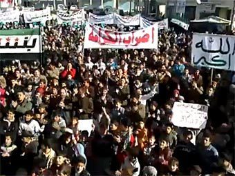 Антиправительственный митинг в Сирии. Кадр видеозаписи с сайта YouTube Антиправительственный митинг в Сирии. Кадр видеозаписи с сайта YouTube