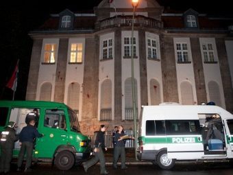 Полицейские у посольства Сирии в Берлине. Фото ©AFP