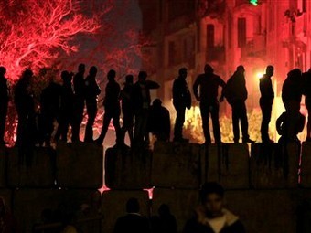 Протестующие на заборе у здания МВД в Каире. Фото ©AP