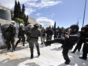 Столкновение демонстрантов с полицией в Греции. Фото ©AFP