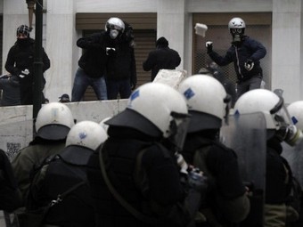 Столкновения демонстрантов с полицией в Афинах 10 февраля 2012 года. Фото ©AFP