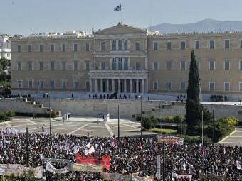 Демонстранты у здания парламента в Греции. Фото ©AFP