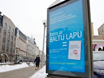 Плакат о референдуме в Риге. Фото ©AFP
