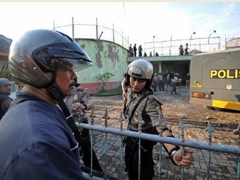 Полицейские около тюрьмы в Керобокане. Фото ©AFP
