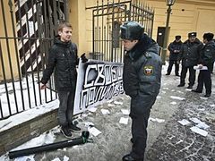 Активист "Другой России" около Петропавловской крепости. Фото с сайта <a href=http://neva24.ru target=_blank>neva24.ru</a> Активист "Другой России" около Петропавловской крепости. Фото с сайта <a href=http://neva24.ru target=_blank>neva24.ru</a>