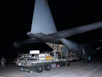 Погрузка монет на борт самолетов ВВС Испании. Фото ©AFP