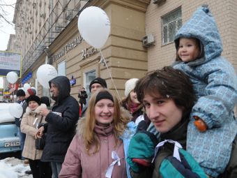 Участники акции "За честные выборы" на Садовом кольце. Фото РИА Новости, Илья Питалев
