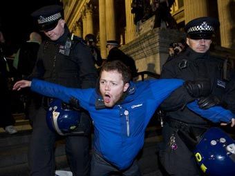Задержание участника движения "Захвати Лондон". Фото ©AFP