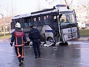 Взорванный автобус. Кадр телеканала CNNTurk Взорванный автобус. Кадр телеканала CNNTurk