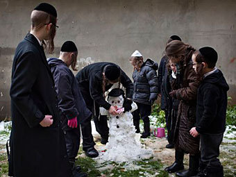 Снеговик в Иерусалиме. Фото (c)AP Снеговик в Иерусалиме. Фото (c)AP