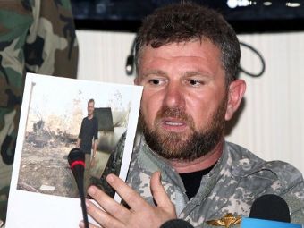 Фарадж аль-Суэлхи показывает снимок одного из задержанных журналистов. Фото (c)AFP Фарадж аль-Суэлхи показывает снимок одного из задержанных журналистов. Фото (c)AFP