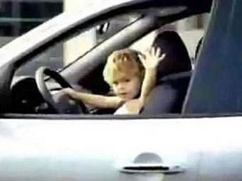 Восьмилетний ребенок за рулем. Скриншот с сайта YouTube