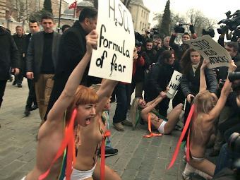 Активистки FEMEN в Стамбуле. Фото из блога FEMEN