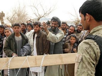 Американец разговаривает с местными жителями возле базы США в Кандагаре.Фото (c)AP Американец разговаривает с местными жителями возле базы США в Кандагаре.Фото (c)AP