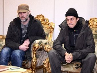 Николас Дэвис (справа) и Гарет Монтгомери-Джонсон после освобождения. Фото (c)AFP Николас Дэвис (справа) и Гарет Монтгомери-Джонсон после освобождения. Фото (c)AFP