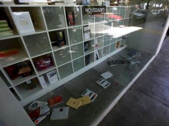 Витрина книжного магазина в Мехико после землетрясения 20 марта 2012 года. Фото Reuters Витрина книжного магазина в Мехико после землетрясения 20 марта 2012 года. Фото Reuters