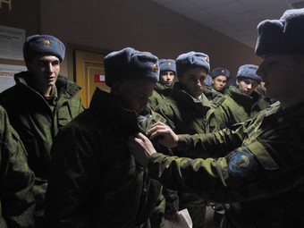 Командир взвода дает первые инструкции новобранцам. Фото РИА Новости, Руслан Кривобок
