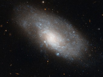 NGC 4980.  NASA/Hubble