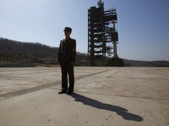 Военнослужащий армии КНДР перед ракетой Ынха-3 на стартовой площадке. Фото Reuters Военнослужащий армии КНДР перед ракетой Ынха-3 на стартовой площадке. Фото Reuters
