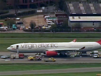 Самолет Virgin Atlantic в аэропорту 'Гатвик'. Кадр телеканала BBC Самолет Virgin Atlantic в аэропорту 'Гатвик'. Кадр телеканала BBC