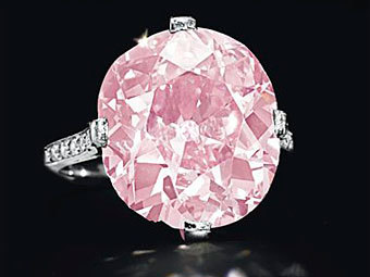 Кольцо с розовым бриллиантом, принадлежавшее Хьюгетт Кларк. Фото ©AP