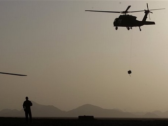 Вертолет Black Hawk выполняет задание в афганской провинции Хелманд. Архивное фото (c)AP Вертолет Black Hawk выполняет задание в афганской провинции Хелманд. Архивное фото (c)AP