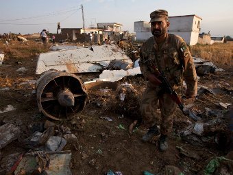 Обломки упавшего самолета. Фото Reuters Обломки упавшего самолета. Фото Reuters