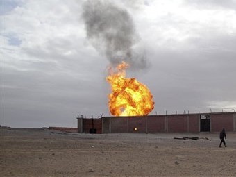Пожар после взрыва на газопроводе на Синайском полуострове. Архивное фото (c)AP Пожар после взрыва на газопроводе на Синайском полуострове. Архивное фото (c)AP