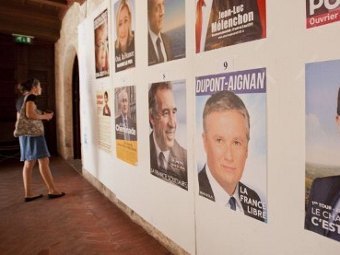 Агитационные материалы кандидатов в президенты Франции. Фото (c)AFP Агитационные материалы кандидатов в президенты Франции. Фото (c)AFP