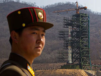 Подготовка к запуску северокорейской ракеты "Ынха-3"Фото ©AP